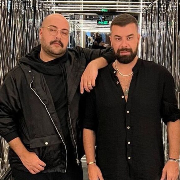 Marido de Tiago Abravanel é flagrado aos beijos com outro homem em balada