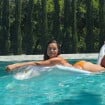 Maisa Silva curte dia de piscina com biquíni laranja e empina o bumbum para cliques: 'Gostoso demais'