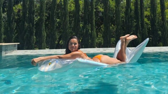 Maisa Silva curte dia de piscina com biquíni laranja e empina o bumbum para cliques: 'Gostoso demais'