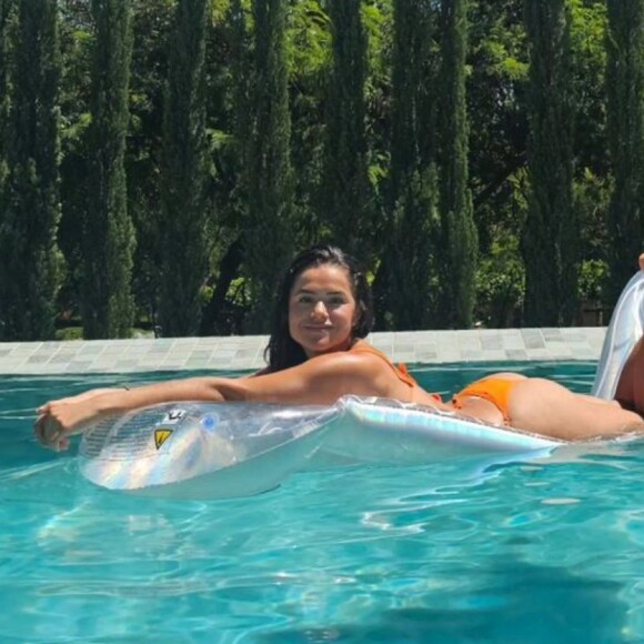 Maisa Silva renova o bronzeado com biquíni laranja e empina o bumbum para fotos
