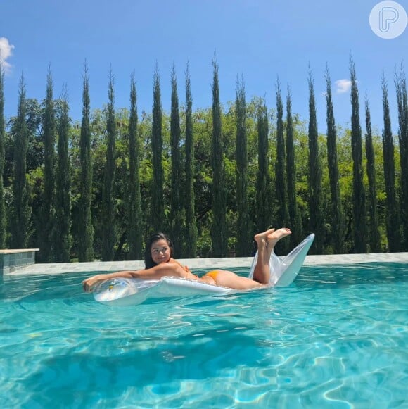 Maisa Silva empinou o bumbum para fotos em cima de uma boia em uma piscina cristalina