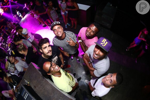 Caio Castro dá canja em show do grupo Pur'amizade, em evento no Rio de Janeiro, na noite deste domingo, 18 de janeiro de 2015