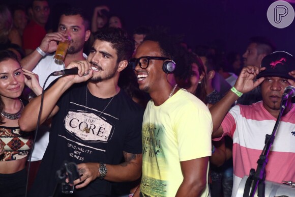 Caio Castro se diverte no evento Verão021, no Rio de Janeiro