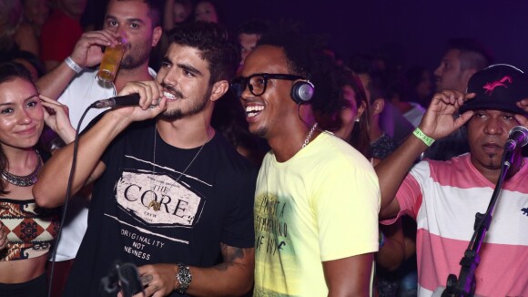 Caio Castro canta e se diverte em roda de samba durante evento no Rio