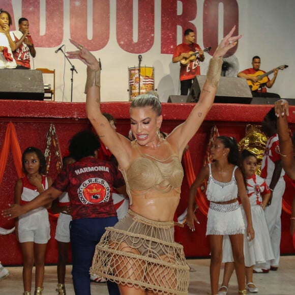 Quem é a musa da Viradouro no carnaval 2024? Lorena Improta apostou em um look diferentão para ensaio da vermelha e branca de Niterói