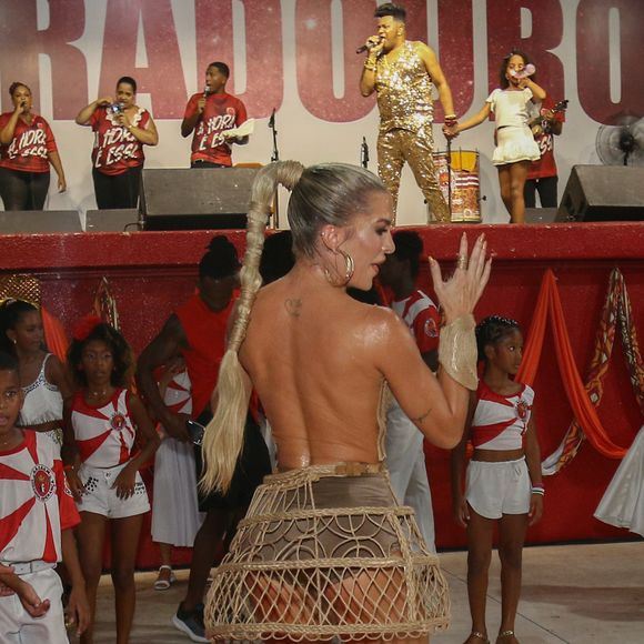 Quem é a musa da Viradouro no carnaval 2024? Lorena Improta escolheu look nude para ensaio da escola rumo aos dias de folia em 2024