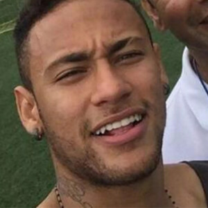 Neymar foi bastante criticado por ajudar Daniel Alves