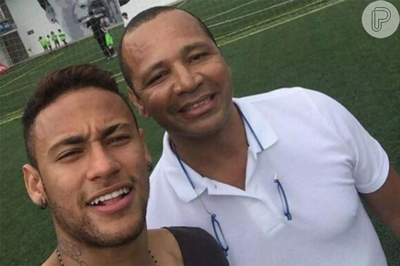 Neymar foi bastante criticado por ajudar Daniel Alves