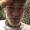 Neymar pintou a barba de branco durante passagem pelo Brasil