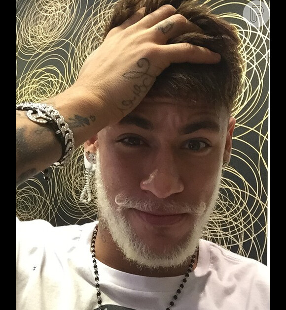 Neymar pintou a barba de branco durante passagem pelo Brasil