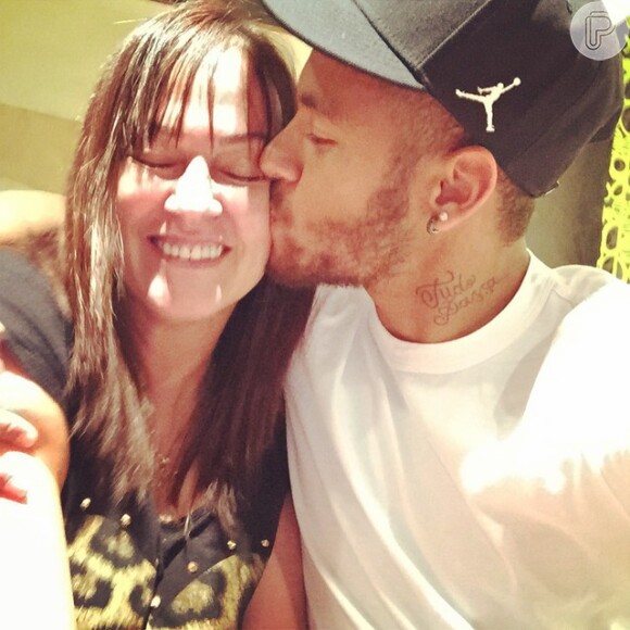 Neymar se declarou para a mãe, Nadine, que faz aniversário nesta segunda-feira, 19 de janeiro de 2015: 'Te amo, minha coroa'