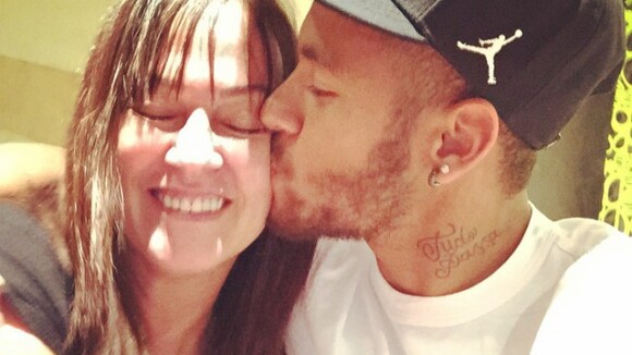 Mãe de Neymar faz aniversário e ganha declaração do filho: 'Te amo minha coroa'