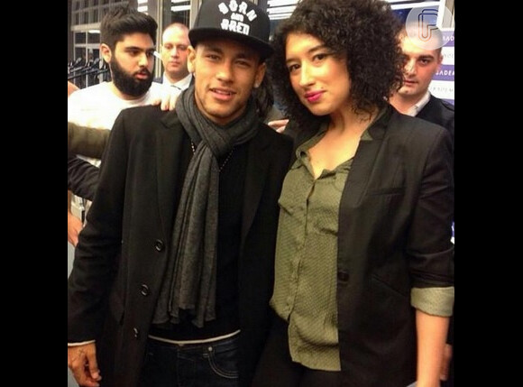 Fã tieta Neymar durante viagem do jogador para Istambul, na Turquia