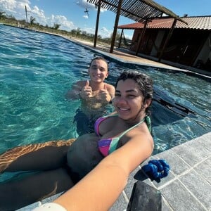 Noiva de João Gomes, Ary Mirelle deixou à mostra o barrigão da primeira gravidez em dia de piscina em janeiro de 2024