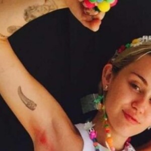 Miley Cyrus, também em 2013, mantinha a axila peluda. Ao contrário das outras, a cantora pintava seus pelos