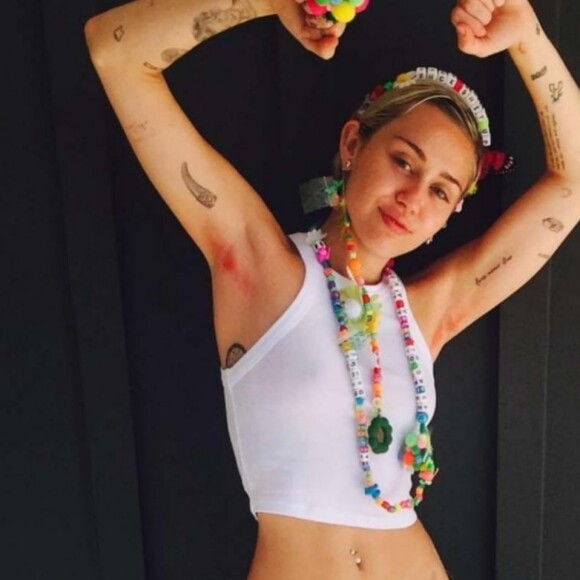 Miley Cyrus, também em 2013, mantinha a axila peluda. Ao contrário das outras, a cantora pintava seus pelos