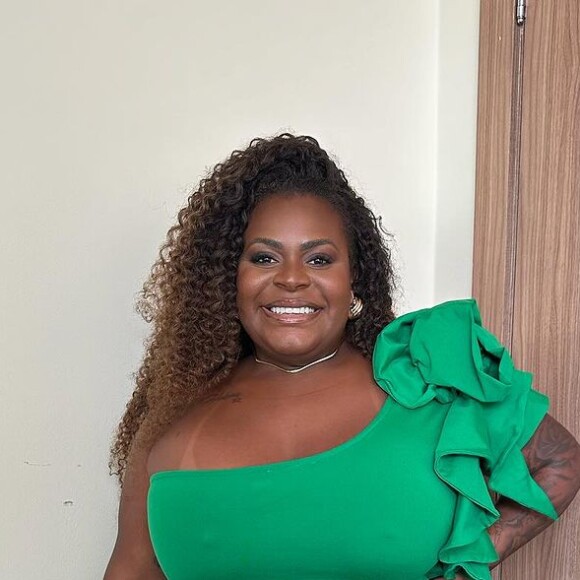 Jojo Todynho publicou novas fotos usando um vestido verde coladinho e surpreendeu com seu corpo