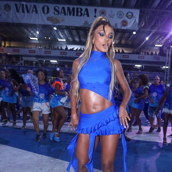 Carnaval 2024: mulher de Ludmilla, Brunna Gonçalves deixou a barriga à mostra em ensaio da Beija-Flor