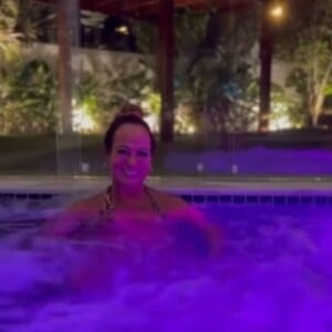 Nadine Gonçalves comemorou aniversário com vídeo em piscina