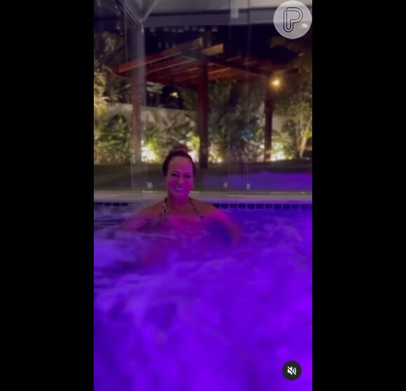 Nadine Gonçalves comemorou aniversário com vídeo em piscina