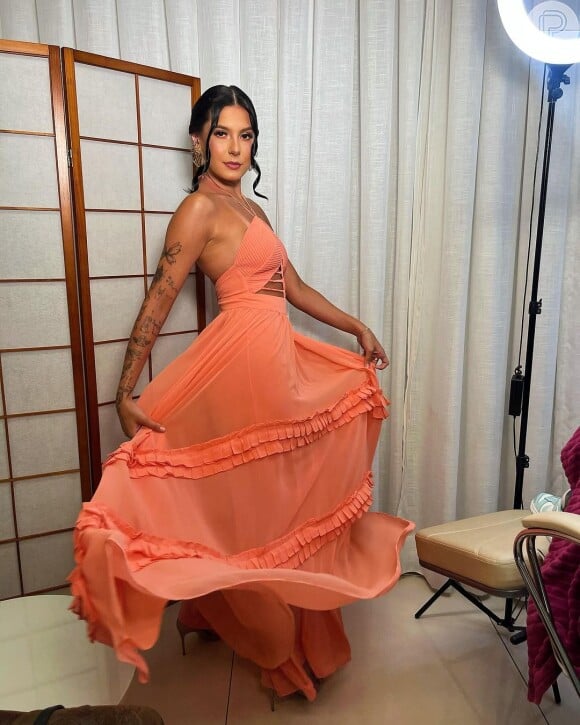 Ana Castela apostou em vestido decotado laranja para ir em casamento e ganha elogio de fãs: "Linda"