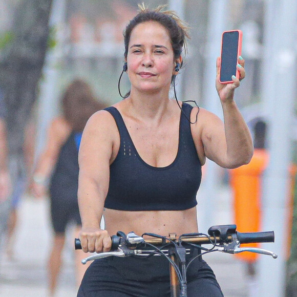 Paloma Duarte, a Teca da primeira versão de Renascer, passeia na praia do Recreio, no RJ