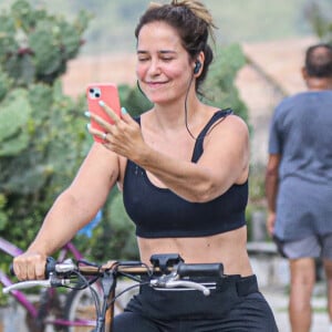 Paloma Duarte, a Teca da primeira versão de Renascer, anda de bike com rosto sem maquiagem no RJ
