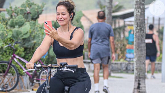 Paloma Duarte, a Teca da primeira versão de Renascer, anda de bike com rosto sem maquiagem no RJ
