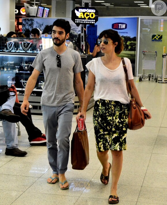 Caio Blat e Maria Ribeiro deixam o aeroporto Santos Dumont, no Rio de Janeiro