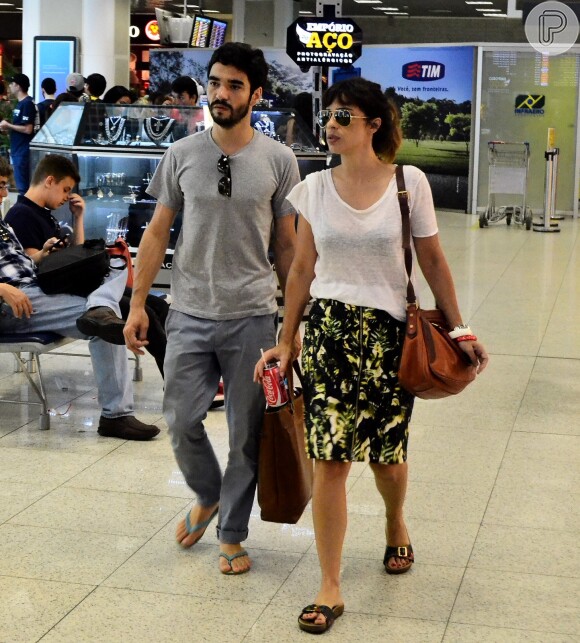 Caio Blat e Maria Ribeiro vão embora juntos do aeroporto Santos Dumont, no Rio
