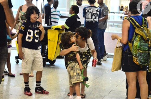 Maria Ribeiro embarca os filhos, João e Bento, em aeroporto do Rio