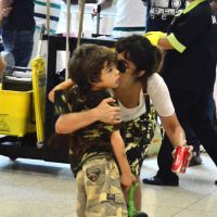 Caio Blat e Maria Ribeiro embarcam os filhos no aeroporto Santos Dumont, no Rio