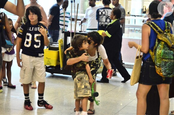 Maria Ribeiro se despede dos filhos, João e Bento, no aeroporto Santos Dumont, no Rio