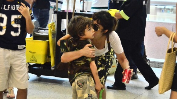 Caio Blat e Maria Ribeiro embarcam os filhos no aeroporto Santos Dumont, no Rio