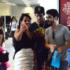 Caio Blar tira foto com fãs em aeroporto do Rio