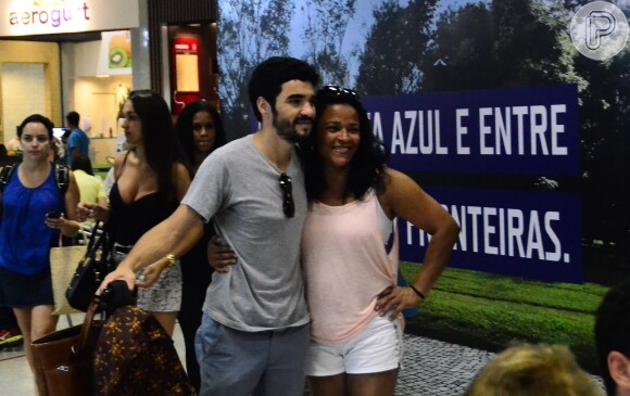 Caio Blar tira foto com fãs em aeroporto do Rio