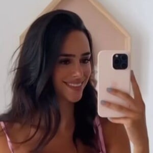 Em suas redes sociais, Bruna Biancardi já comemora o fato das roupas antigas estarem servindo nela novamente