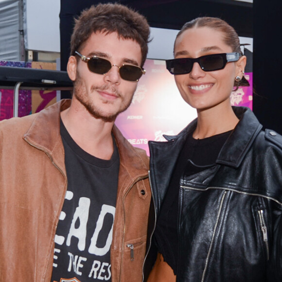 Sasha Meneghel e João Lucas adotam look de frio em show de Anitta em São Paulo