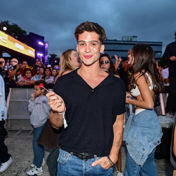 Em meio à polêmica de João Guilherme e Bruna Marquezine, Sasha Meneghel e marido curtem show de Anitta com o ator