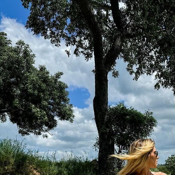 Em uma nova postagem, Virginia Fonseca apareceu usando um biquíni fio-dental rosa com um elefante ao fundo