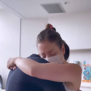 Internada, Fabiana Justus compartilhou um vídeo recentemente dançando com o marido no seu quarto do hospital