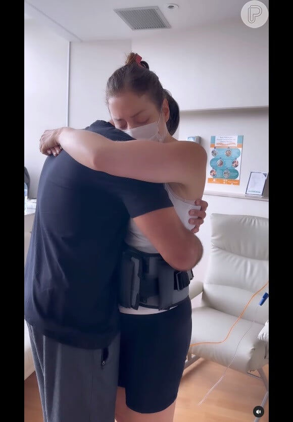Internada, Fabiana Justus compartilhou um vídeo recentemente dançando com o marido no seu quarto do hospital