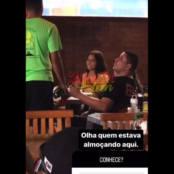 Contrariando os rumores, Vanessa Lopes fez sua primeira aparição pública após desistir do 'BBB 24' em um restaurante com os pais