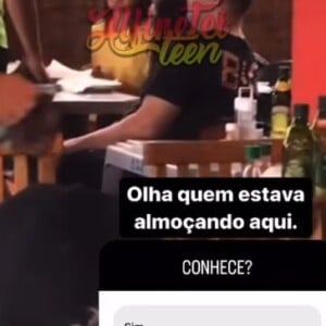 Vanessa Lopes apareceu sorrindo e parecendo estar bem em um restaurante de Ilhabela