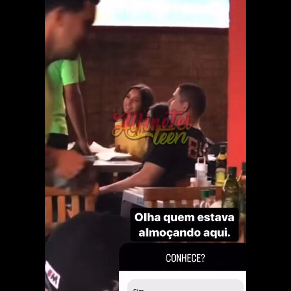 Vanessa Lopes apareceu sorrindo e parecendo estar bem em um restaurante de Ilhabela