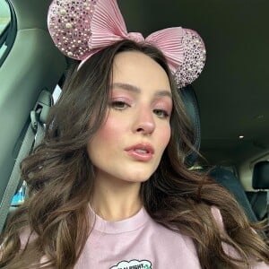 Larissa Manoela, após uma guerra com seus pais, está curtindo alguns dias de férias na Disney