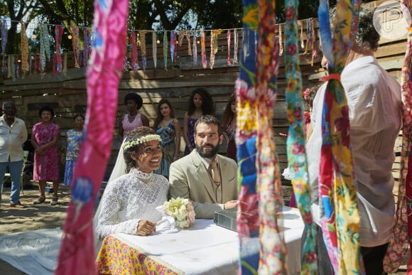 Em Renascer Padre Santo (Chico Diaz) celebra o casamento de José Inocêncio (Humberto Carrão) e Maria Santa (Duda Santos)