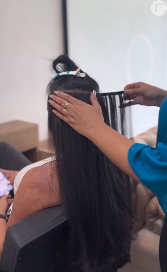 Gretchen realizou a aplicação de mega hair para alongar o comprimento de suas madeixas