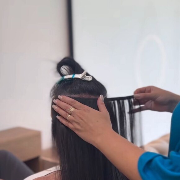 Gretchen realizou a aplicação de mega hair para alongar o comprimento de suas madeixas
