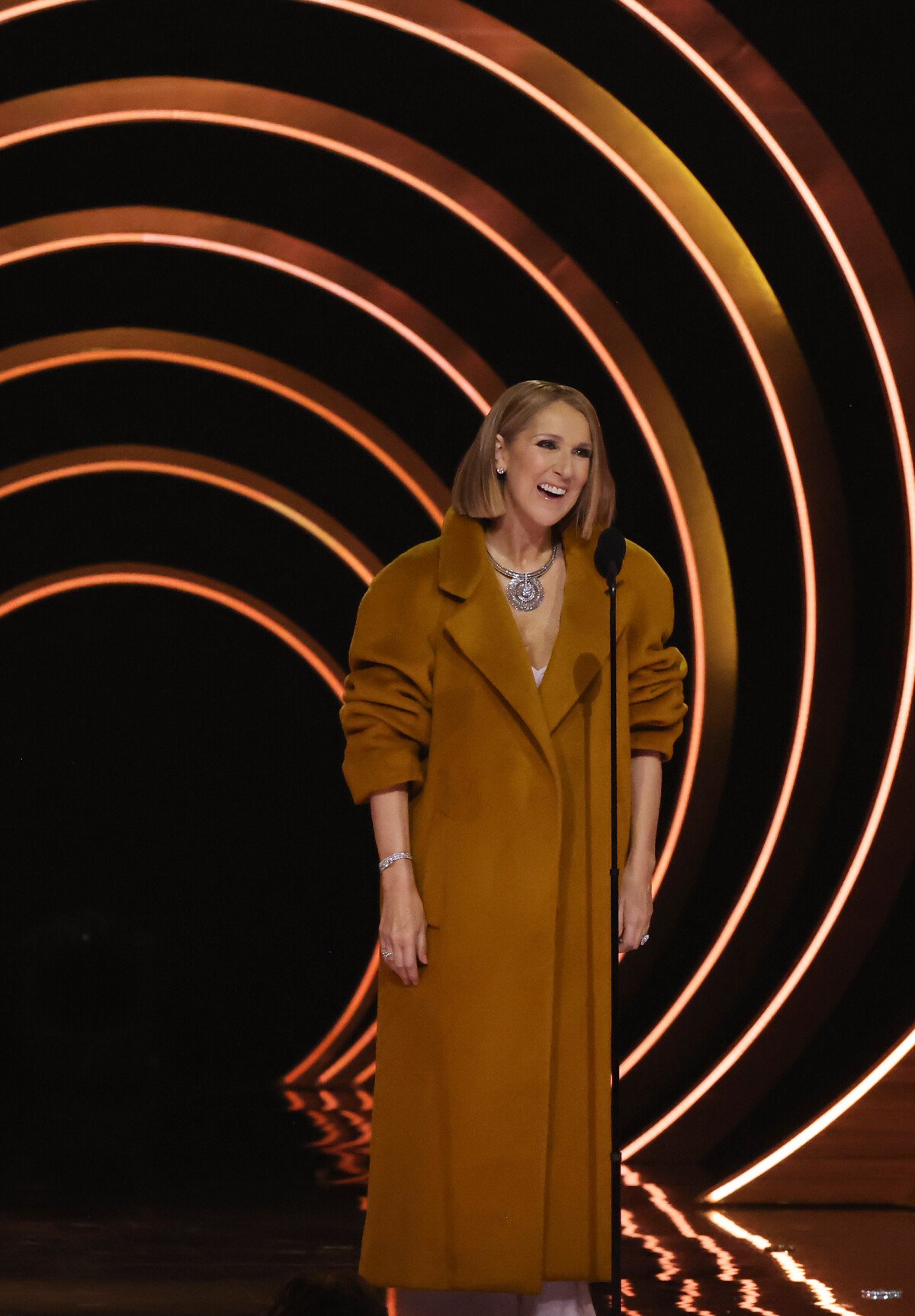 Foto Grammy 2024 Céline Dion foi a responsável por entregar o prêmio